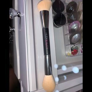 Huda beauty face brush